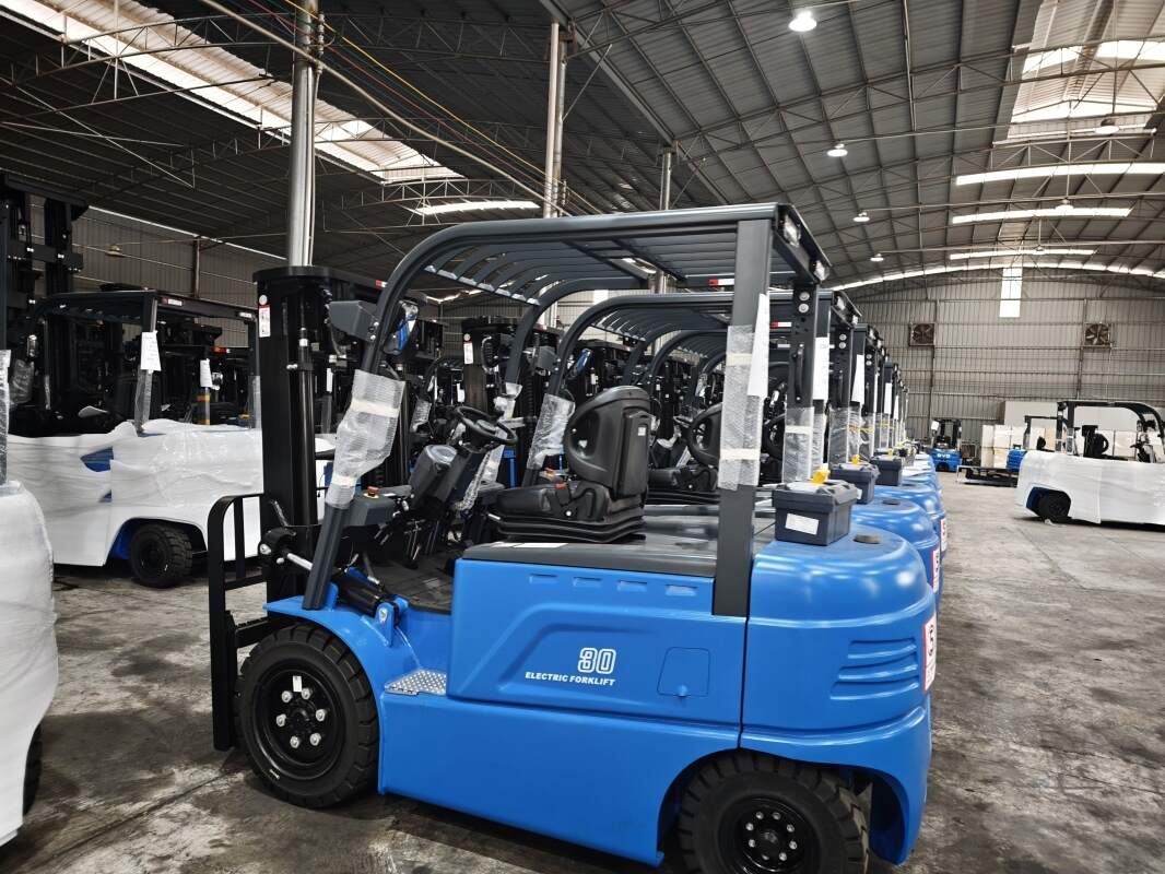 Seguridad en almacenes con montacargas eléctricos en Colombia